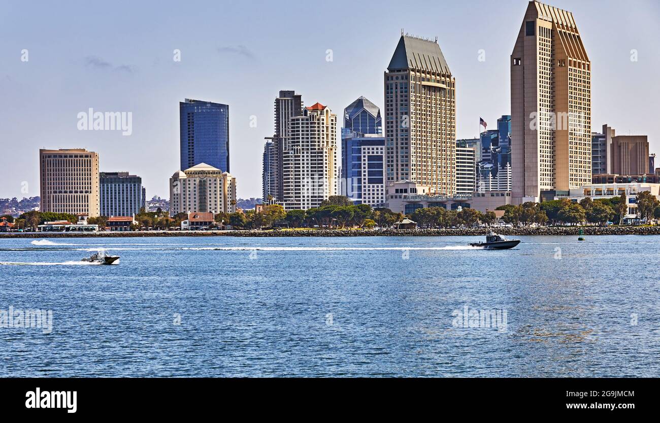 Coronado, Californie, États-Unis - 16 juillet 2021 : bateaux dans la baie avec San Diego paysage urbain en arrière-plan Banque D'Images