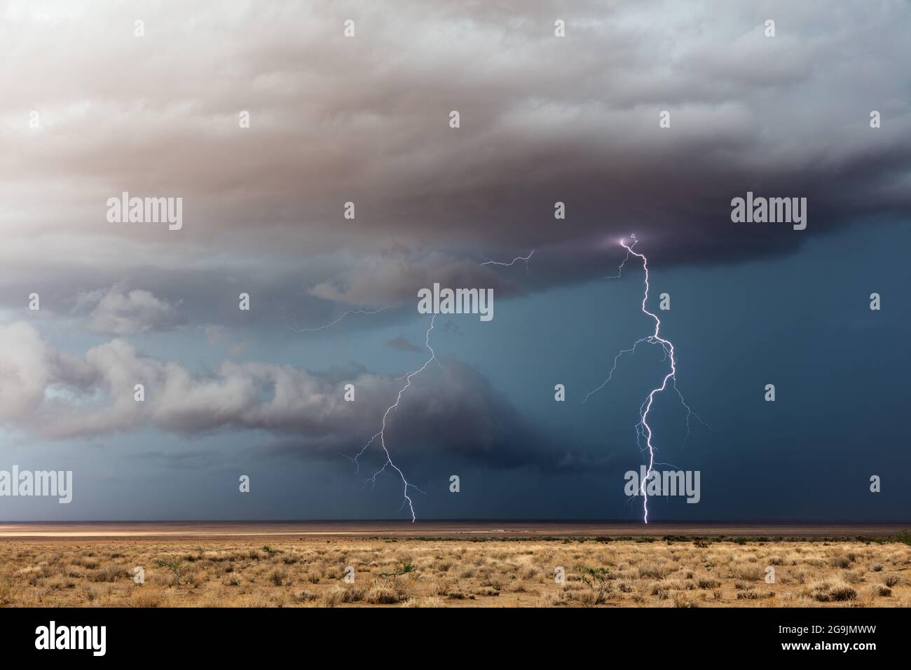 Des nuages d'orage spectaculaires avec éclair frappe avant un orage près de Dolan Springs, en Arizona Banque D'Images