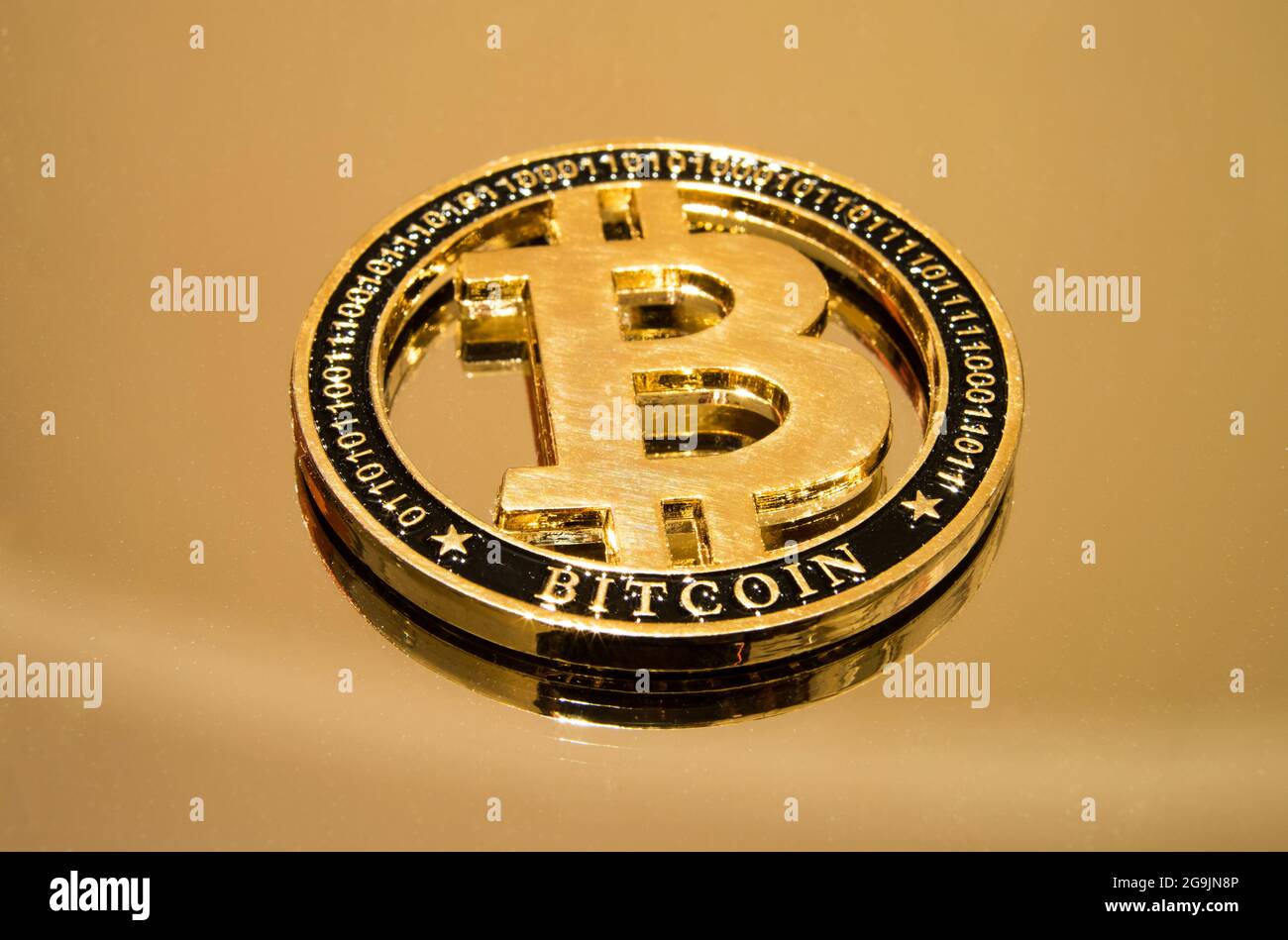 Crypto-monnaie en bitcoin doré sur une surface en miroir Banque D'Images