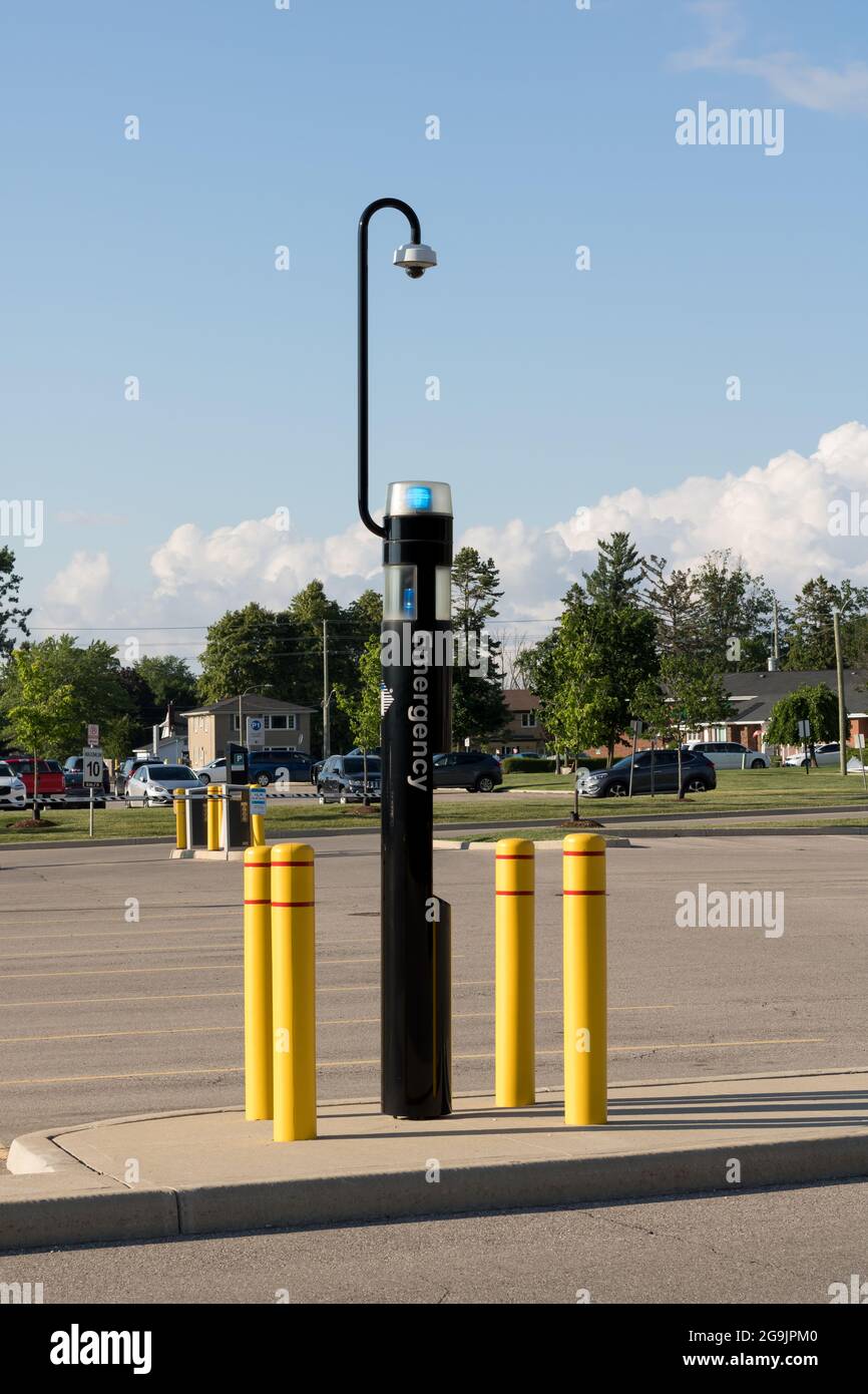 Boîtier d'appel d'urgence à lumière bleue avec caméra fixée ci-dessus pour assurer la sécurité dans le stationnement de l'hôpital. Banque D'Images