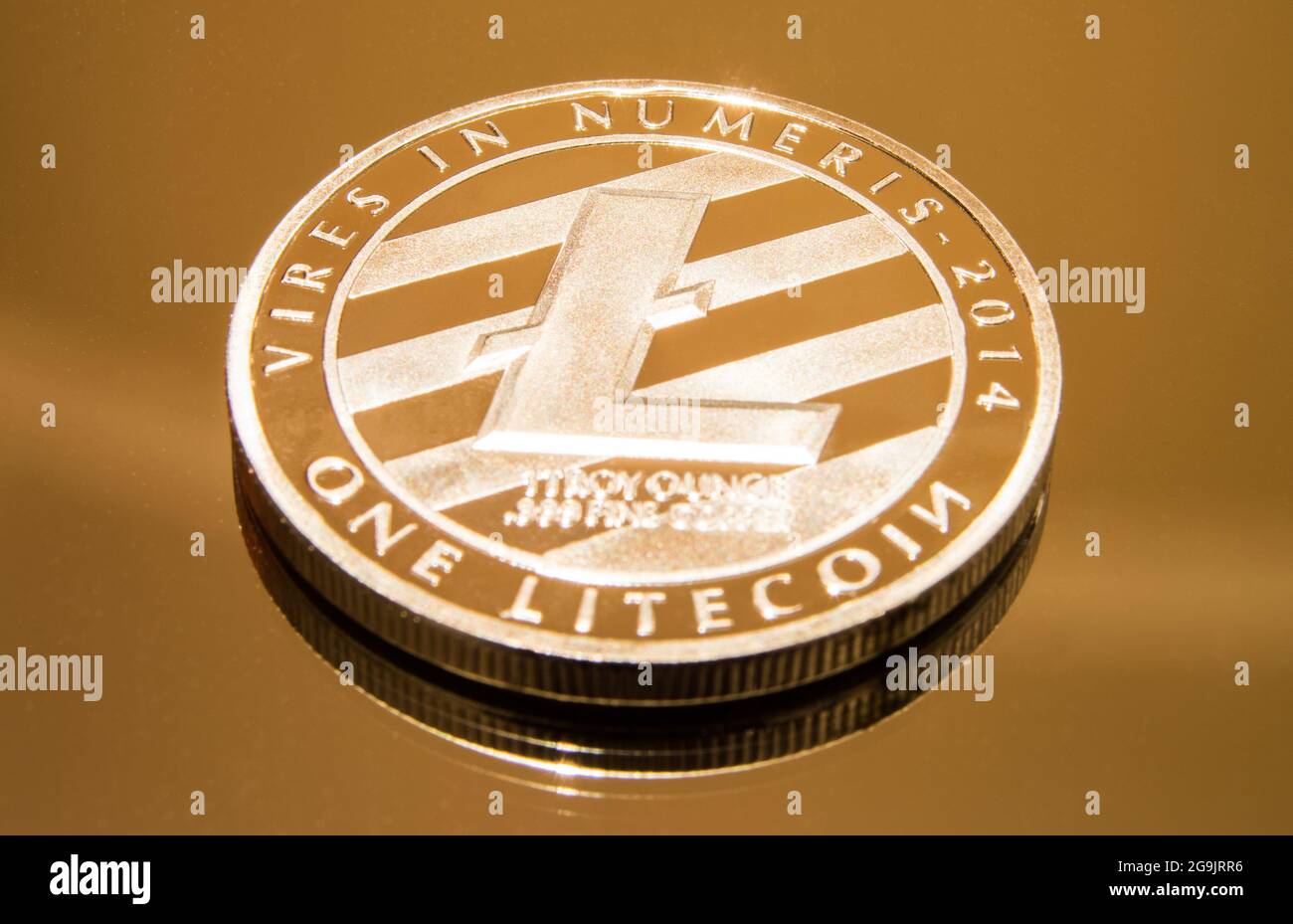 Crypto-monnaie d'argent Litecoin sur une surface en miroir 01 Banque D'Images