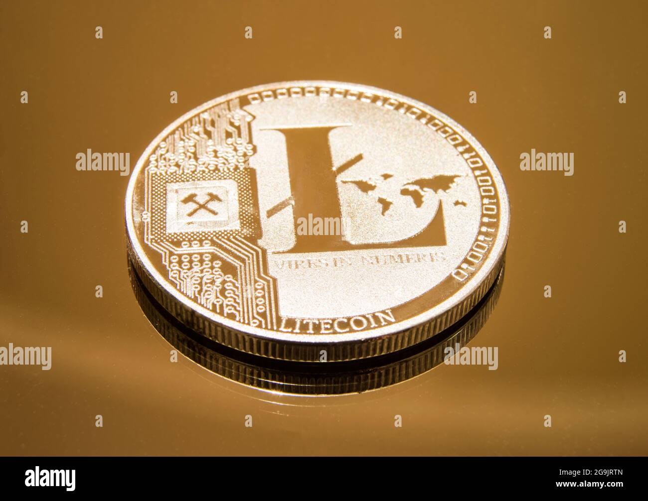 Crypto-monnaie argentée Litecoin sur une surface symétrique. 02 Banque D'Images