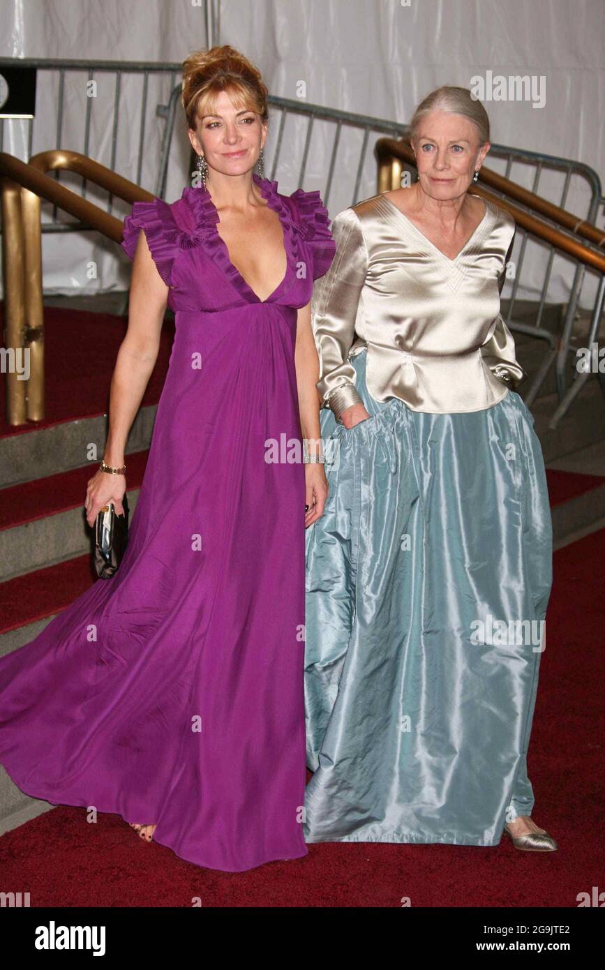 Natasha Richardson et Vanessa Redgrave assistent au Gala du Costume Institute 'Poiret: Roi de la mode' au Metropolitan Museum of Art de New York le 7 mai 2007. Crédit photo : Henry McGee/MediaPunch Banque D'Images