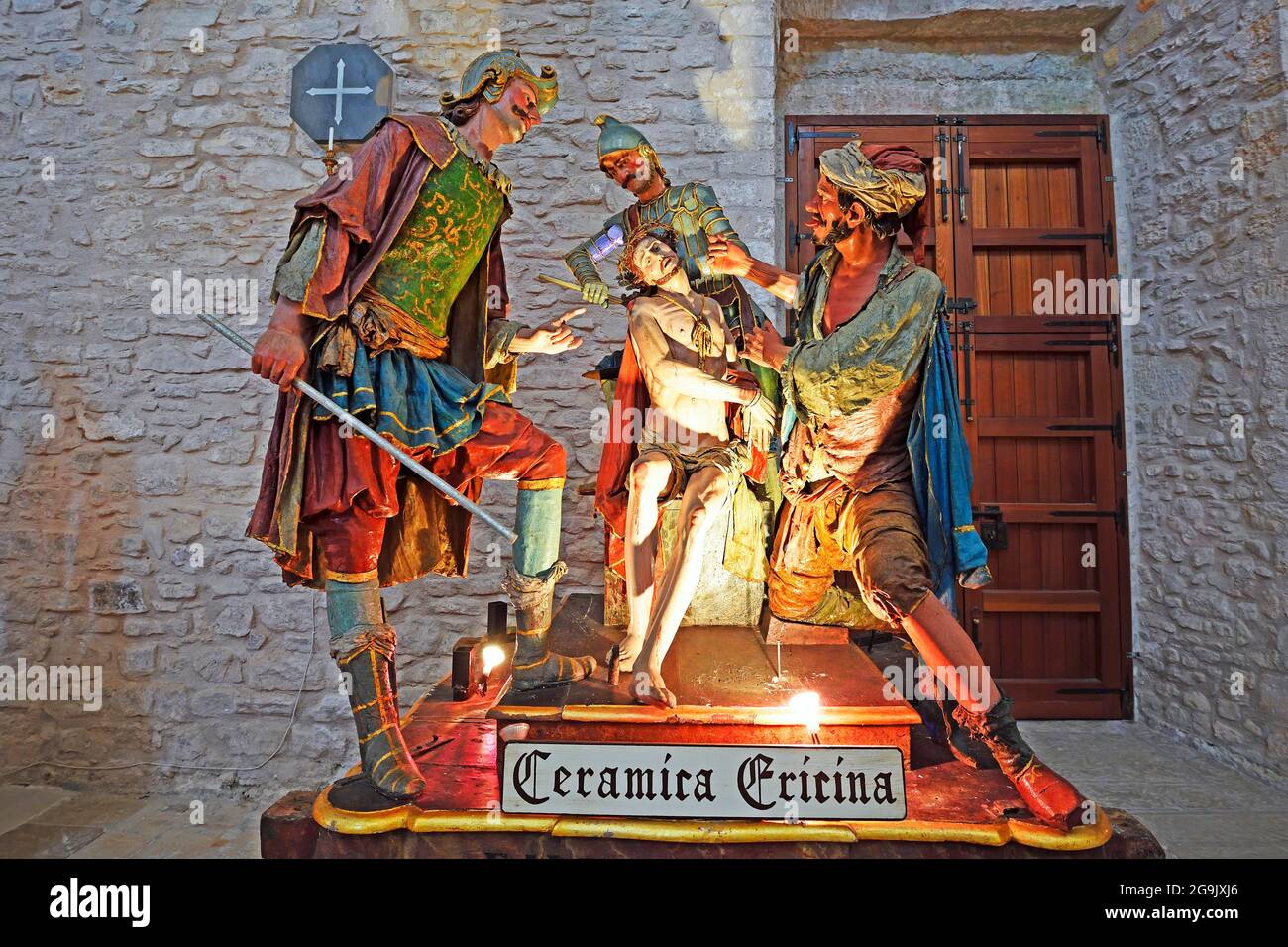 Représentation de la Crucifixion de Jésus, céramique, XVIe siècle, Chiesa San Giuliano, village de montagne d'Erice, Sicile, Italie Banque D'Images
