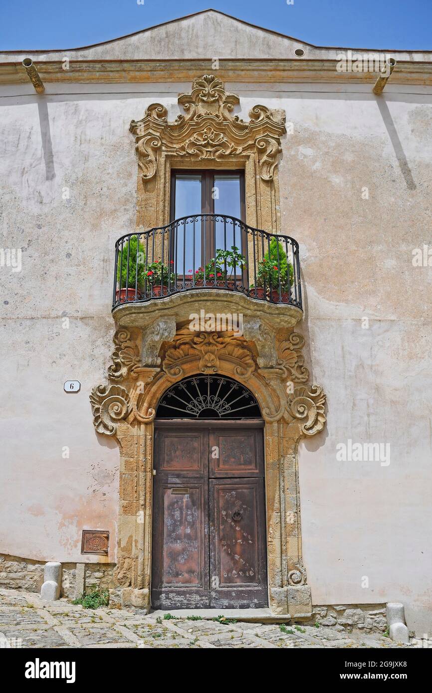 Entrée de la maison historique, village de montagne d'Erice, Sicile, Italie Banque D'Images