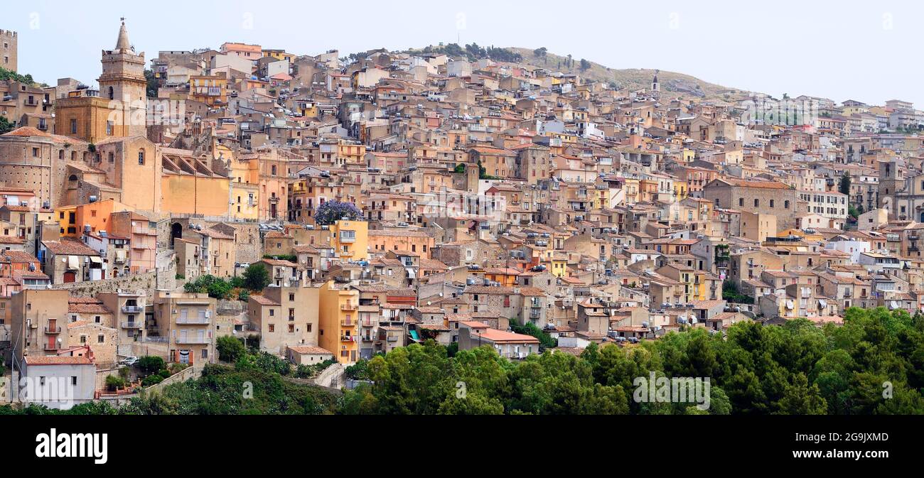 Vue sur le village de montagne de Caccamo, Sicile, Italie Banque D'Images