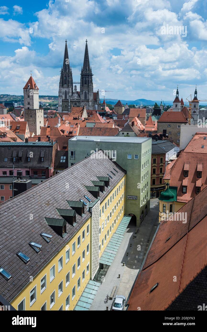 Au cours de la négliger au patrimoine mondial de l'Unesco Regensburg vue de la tour de l'église de la Sainte Trinité, Bavière, Allemagne Banque D'Images