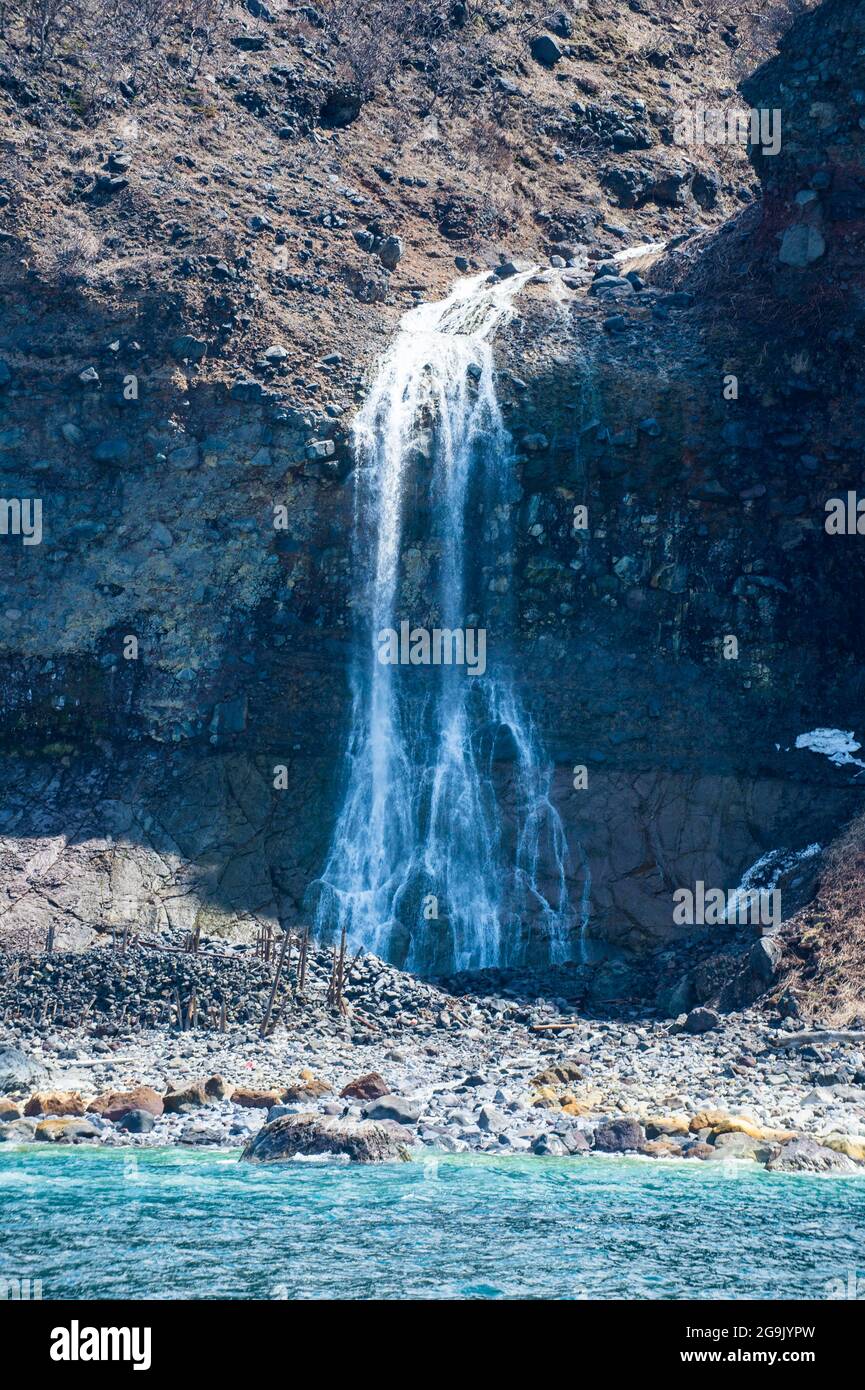 Cascade le long de la côte du parc national de Shiretoko, classé au patrimoine mondial de l'UNESCO, Hokkaido, Japon Banque D'Images