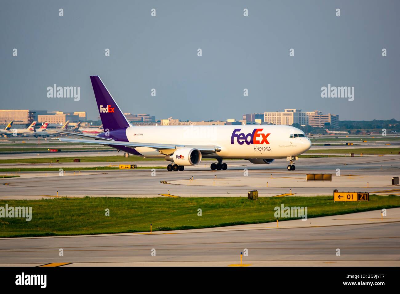 Chicago, il, États-Unis - 25 juillet 2021 : FedEx Express Boeing 767-300F (numéro de queue N276FE) au sol à l'aéroport international de Chicago O'Hare. Banque D'Images