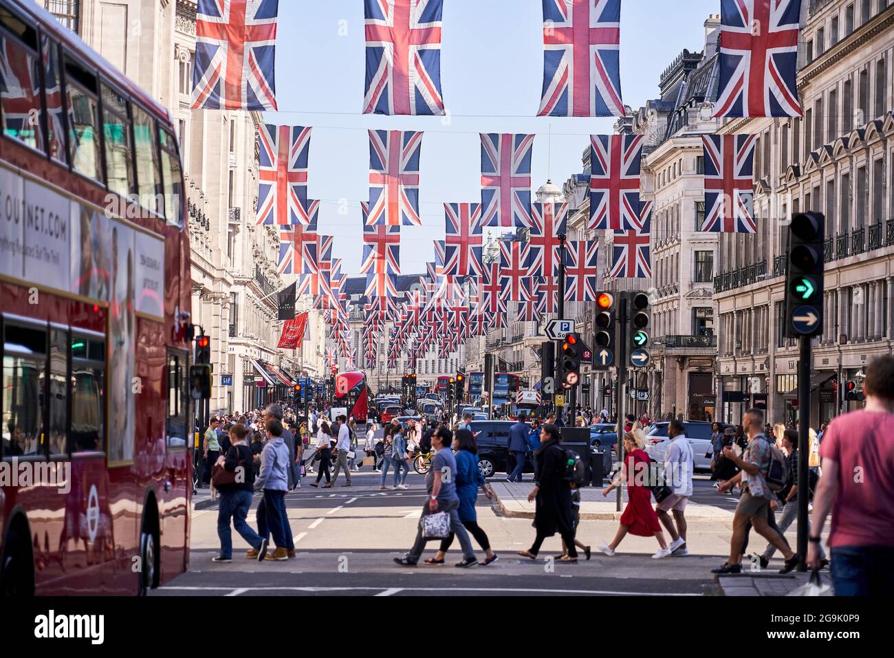 Union Jack qui se trouve au-dessus de Regent Street bus, Londres, Angleterre, Royaume-Uni Banque D'Images