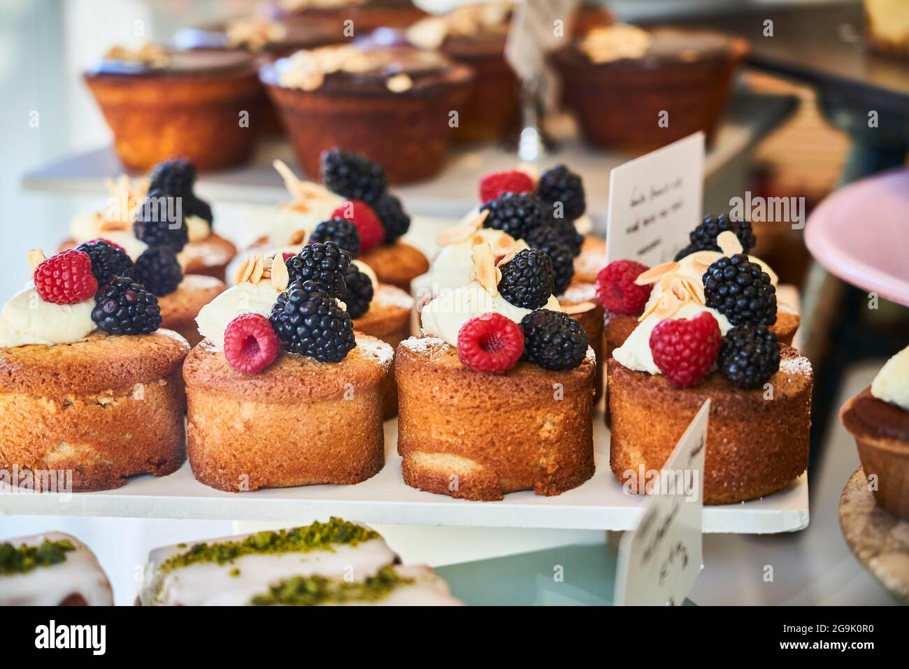 Gâteaux dans la vitrine de la boutique, Londres, Angleterre, Grande-Bretagne Banque D'Images