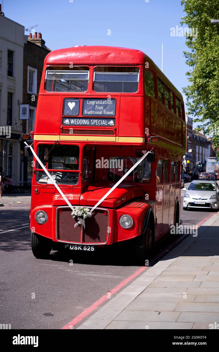 Vieux bus Routemaster sur la rue de devant avec décoration de fleurs, spécial mariage, Londres, Angleterre, Grande-Bretagne Banque D'Images