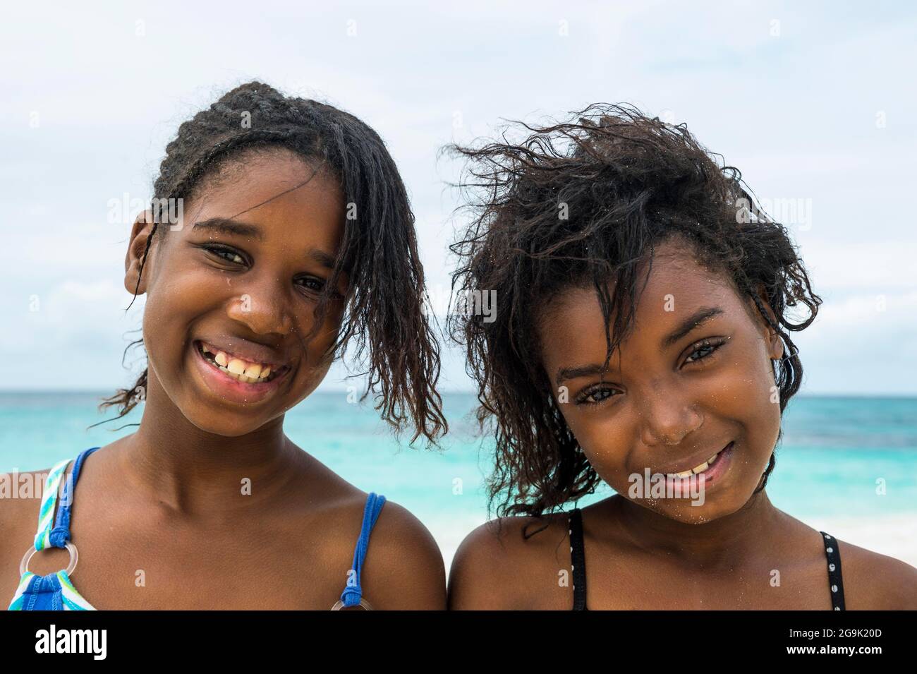 Jolies jeunes filles locales, sur la plage de classe mondiale de Shoal Bay East, Anguilla, Caraïbes, territoire britannique Oversea, Royaume-Uni Banque D'Images