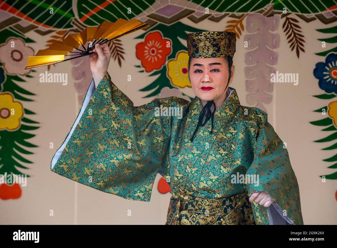 Danseuse traditionnelle habillée, site classé au patrimoine mondial de l'UNESCO, château de Shuri, Naha, Okinawa, Japon Banque D'Images