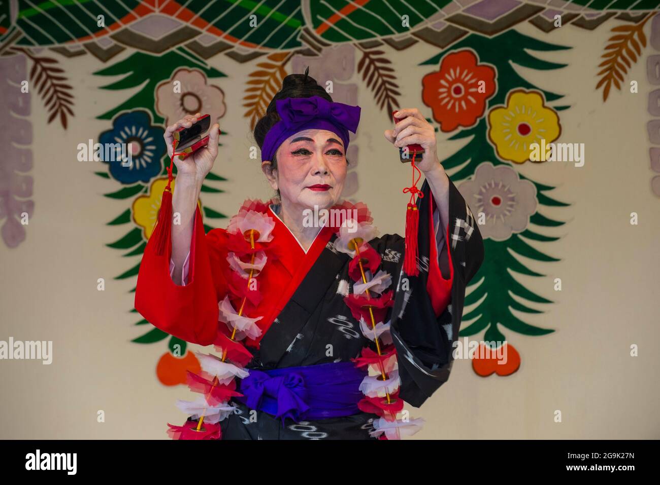 Danseuse traditionnelle habillée, site classé au patrimoine mondial de l'UNESCO, château de Shuri, Naha, Okinawa, Japon Banque D'Images