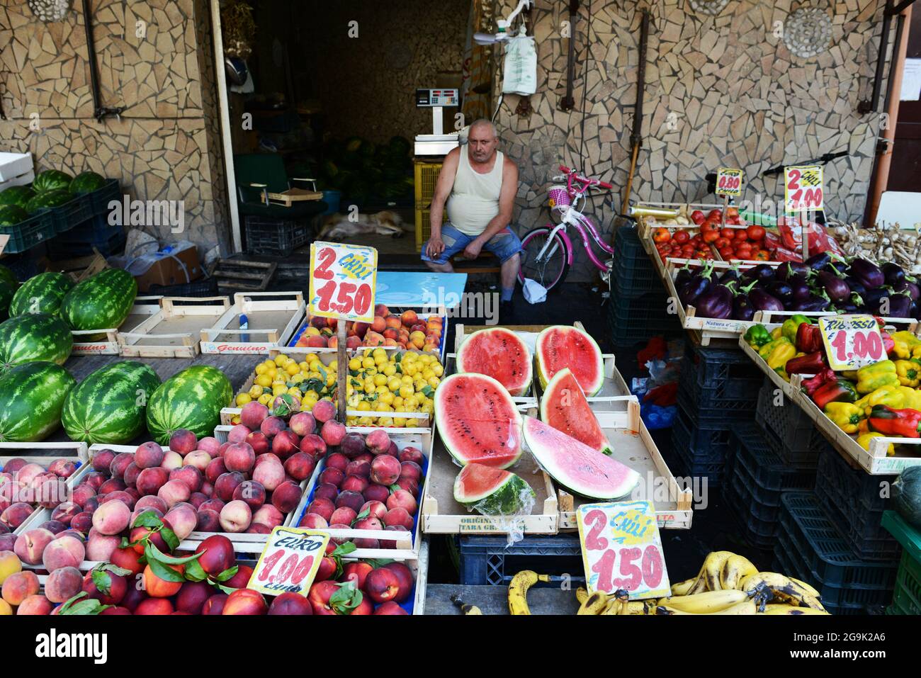 Un vendeur de fruits italien sur le marché d'Antignano à Naples, en Italie. Banque D'Images