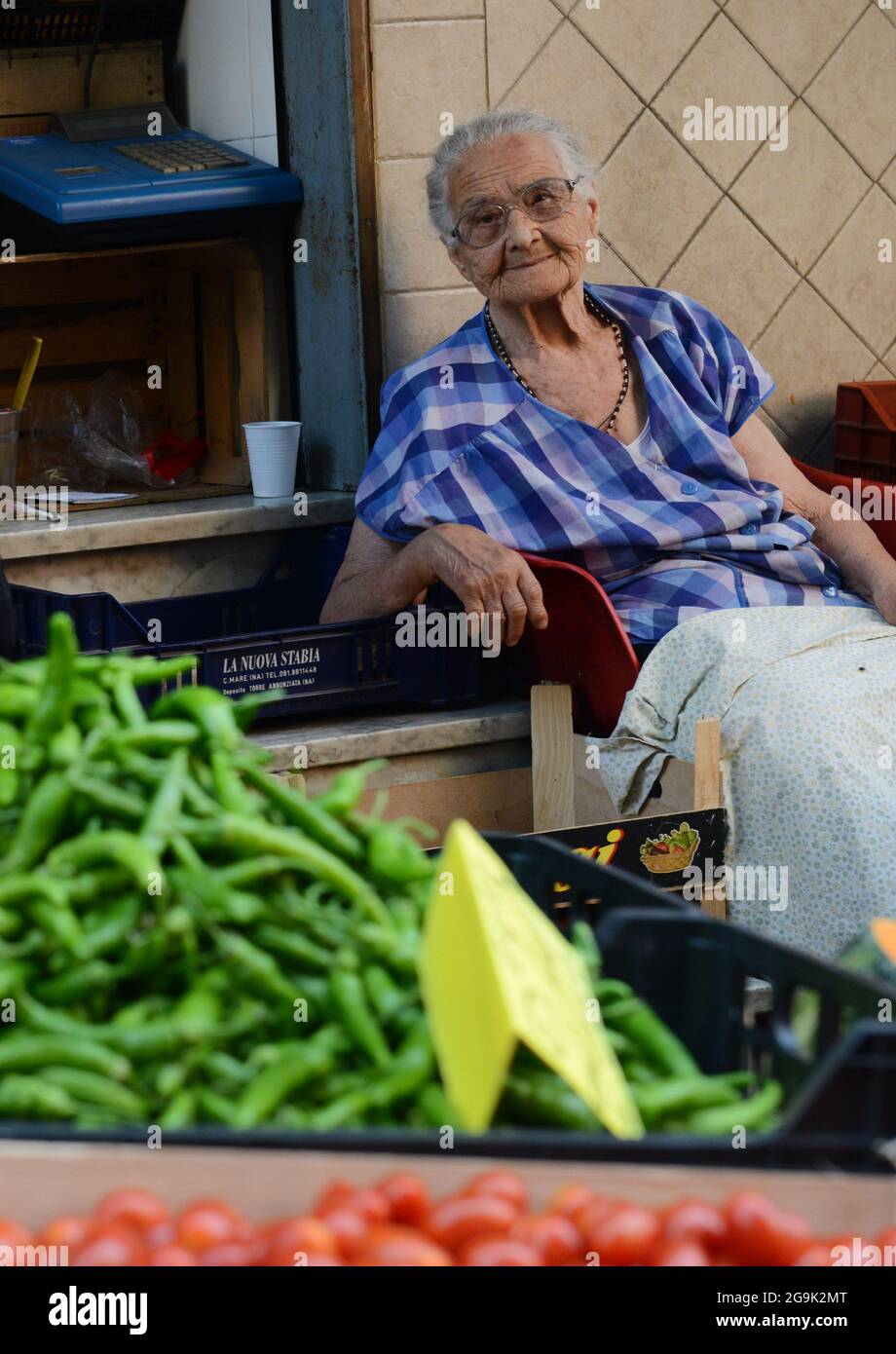 Une femme italienne âgée souriante au marché d'Antignano à Naples, en Italie. Banque D'Images