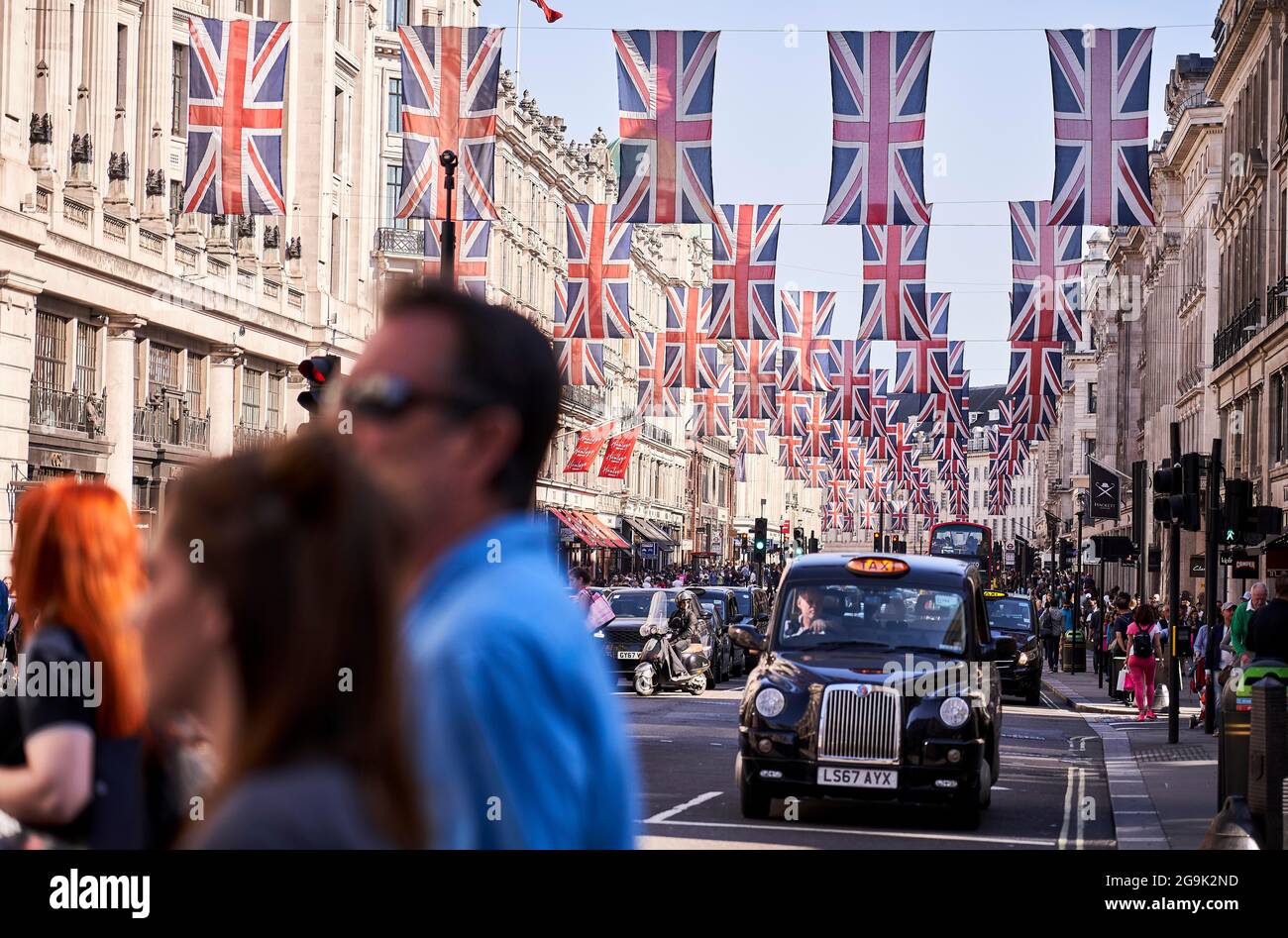 Union Jack qui se déporte sur Regent Street taxi, Londres, Angleterre, Royaume-Uni Banque D'Images