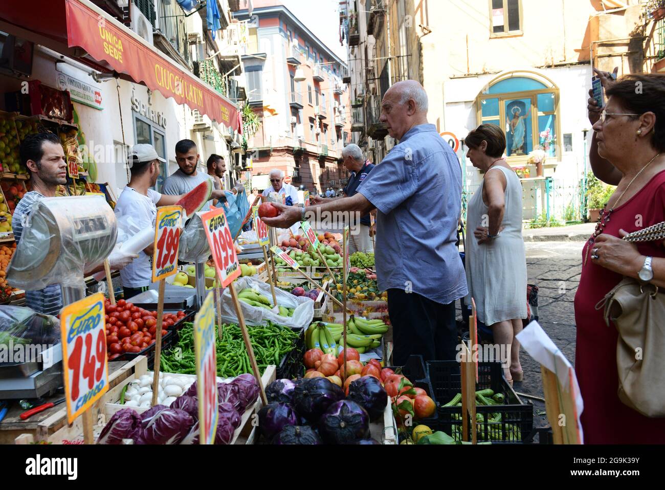 Ciucculatin Fresh Produce shop au marché Antignano à Naples, Italie. Banque D'Images