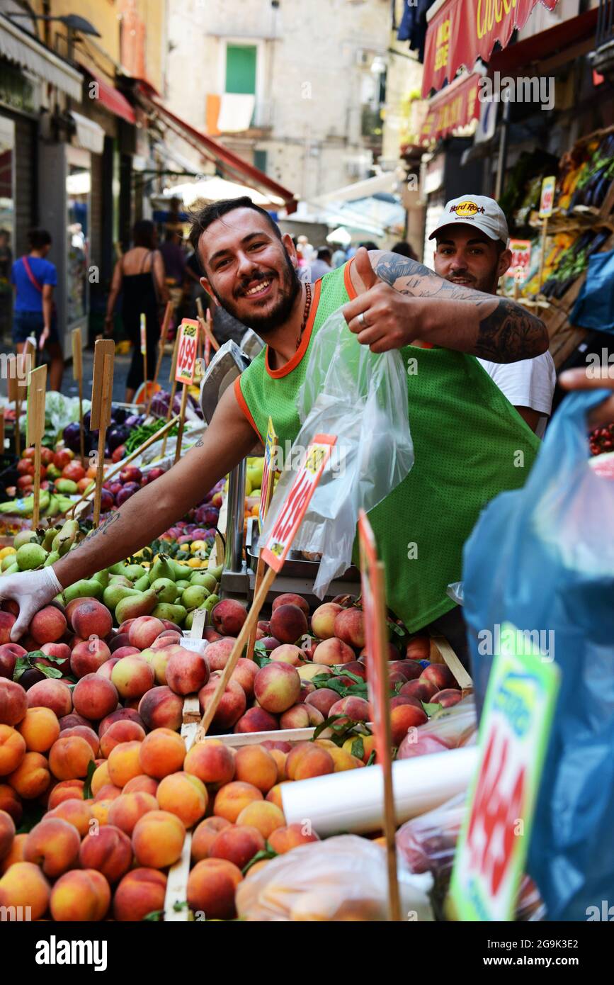 Ciucculatin Fresh Produce shop au marché Antignano à Naples, Italie. Banque D'Images