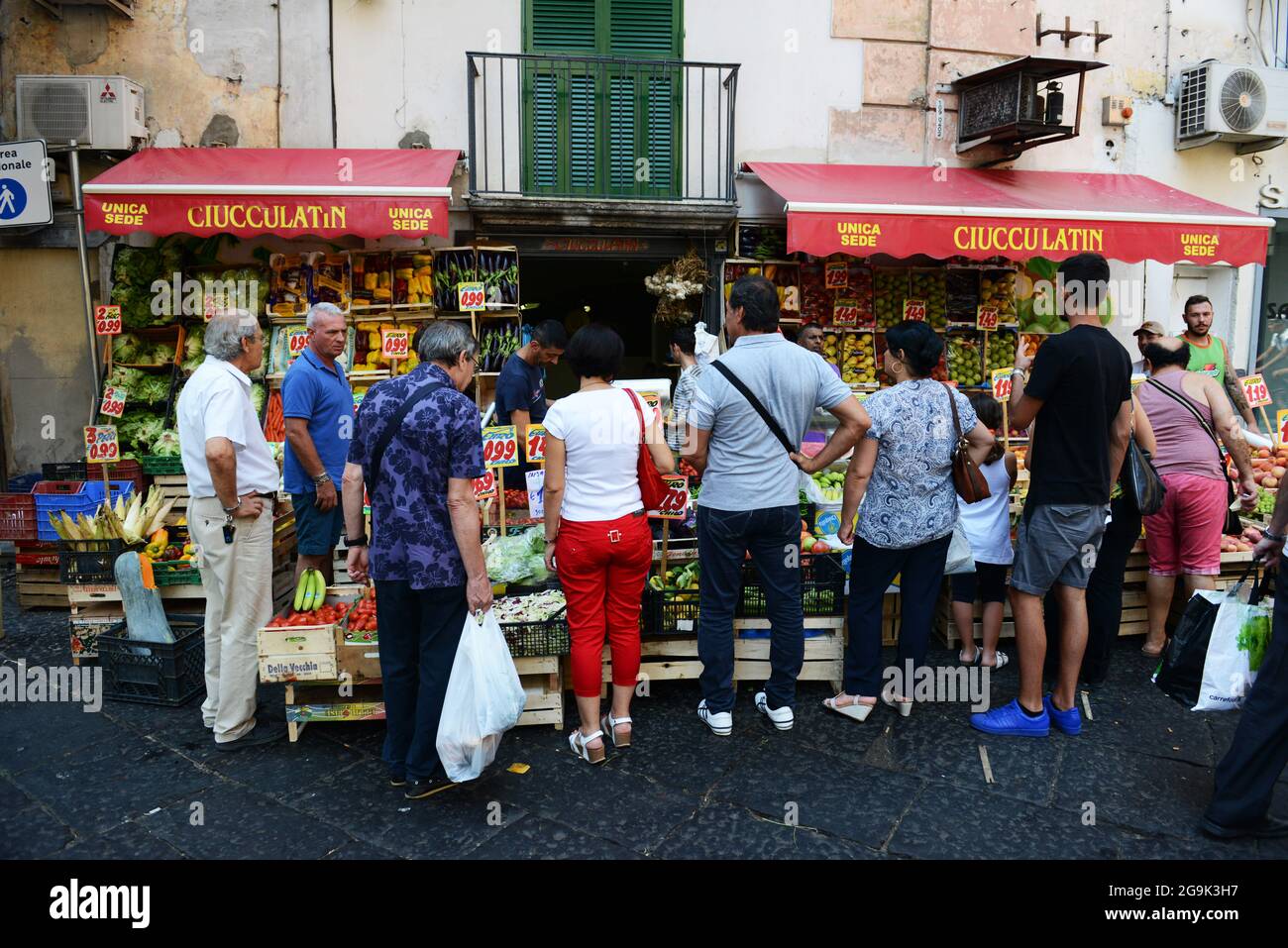 Ciucculatin Fresh Produce shop au marché Antignano à Naples, Italie. Banque D'Images