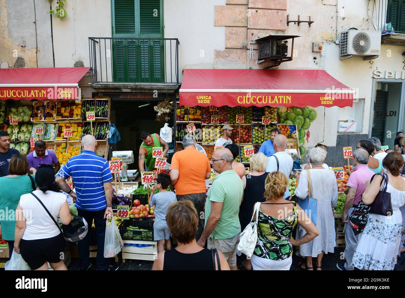 Ciucculatin Fresh Produce shop au marché Antignano à Naples, Italie. Banque D'Images