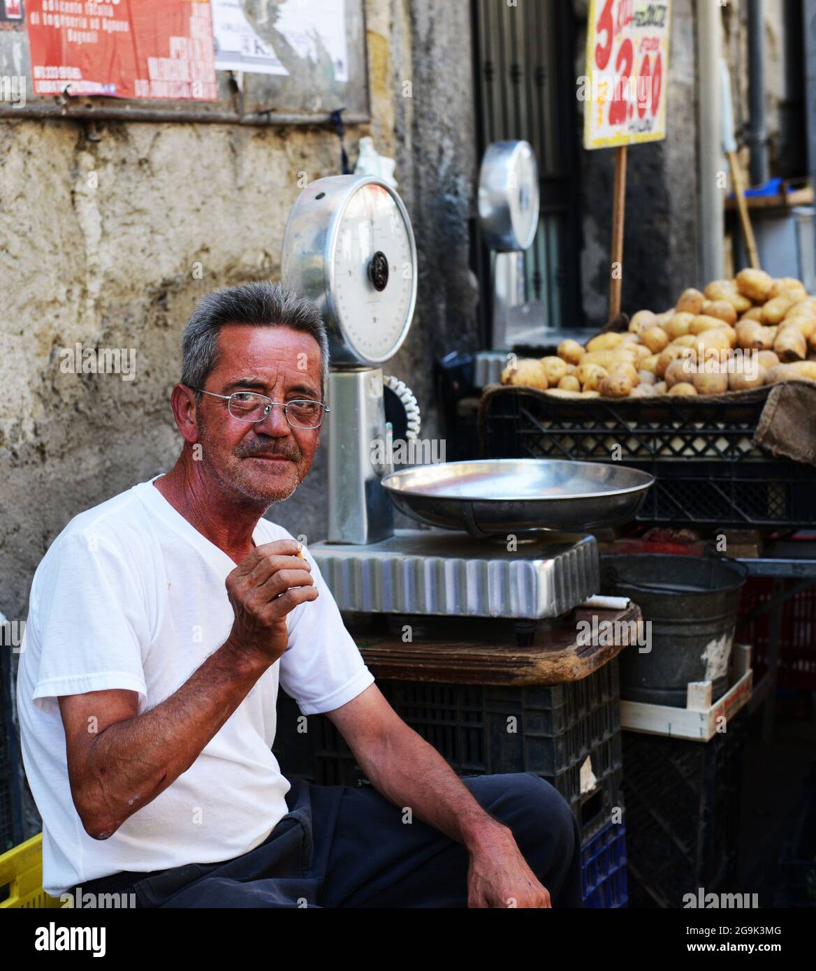 Un homme italien fumant une cigareète au marché dynamique d'Antignano à Naples, en Italie. Banque D'Images