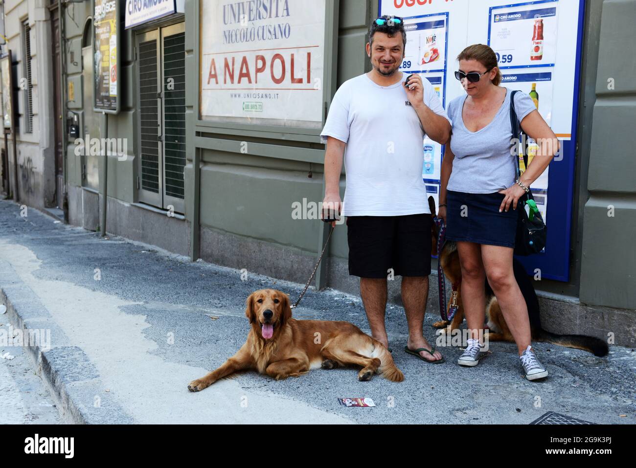 Un couple italien avec leur adorable chien de compagnie à Naples, Italie. Banque D'Images