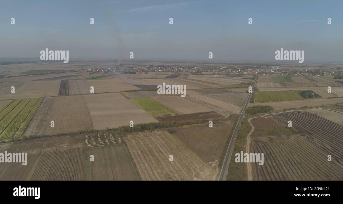 Vaste avion Voïvodine cultures brûlantes dans le tir de drone aérien de loin. Banque D'Images