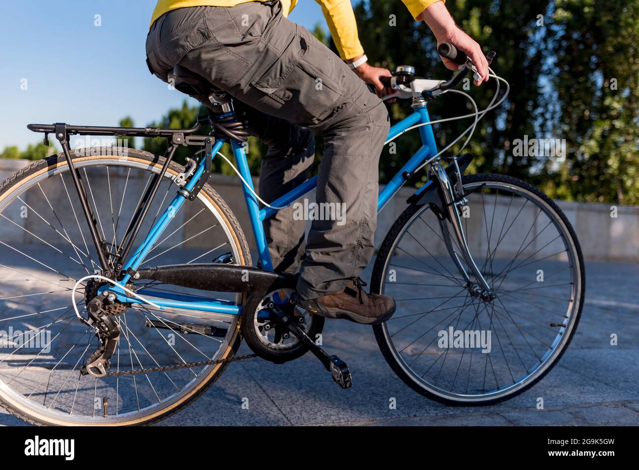 Homme méconnaissable à vélo dans la ville Banque D'Images