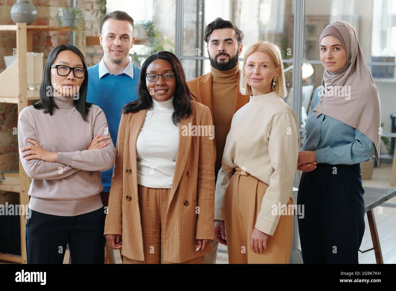 Grand groupe de responsables d'heures multiraciaux confiants dans les tenues de formalport debout dans la rangée Banque D'Images