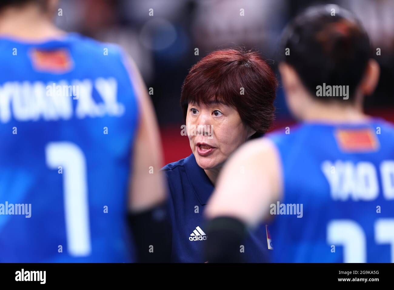 Tokyo, Japon. 27 juillet 2021. Lang Ping (C), entraîneur en chef de l'équipe chinoise de volley-ball féminin, donne des instructions aux joueurs avant le match préliminaire de volley-ball féminin entre la Chine et les États-Unis aux Jeux olympiques de Tokyo 2020 à Tokyo, au Japon, le 27 juillet 2021. Credit: LAN Hongguang/Xinhua/Alay Live News Banque D'Images