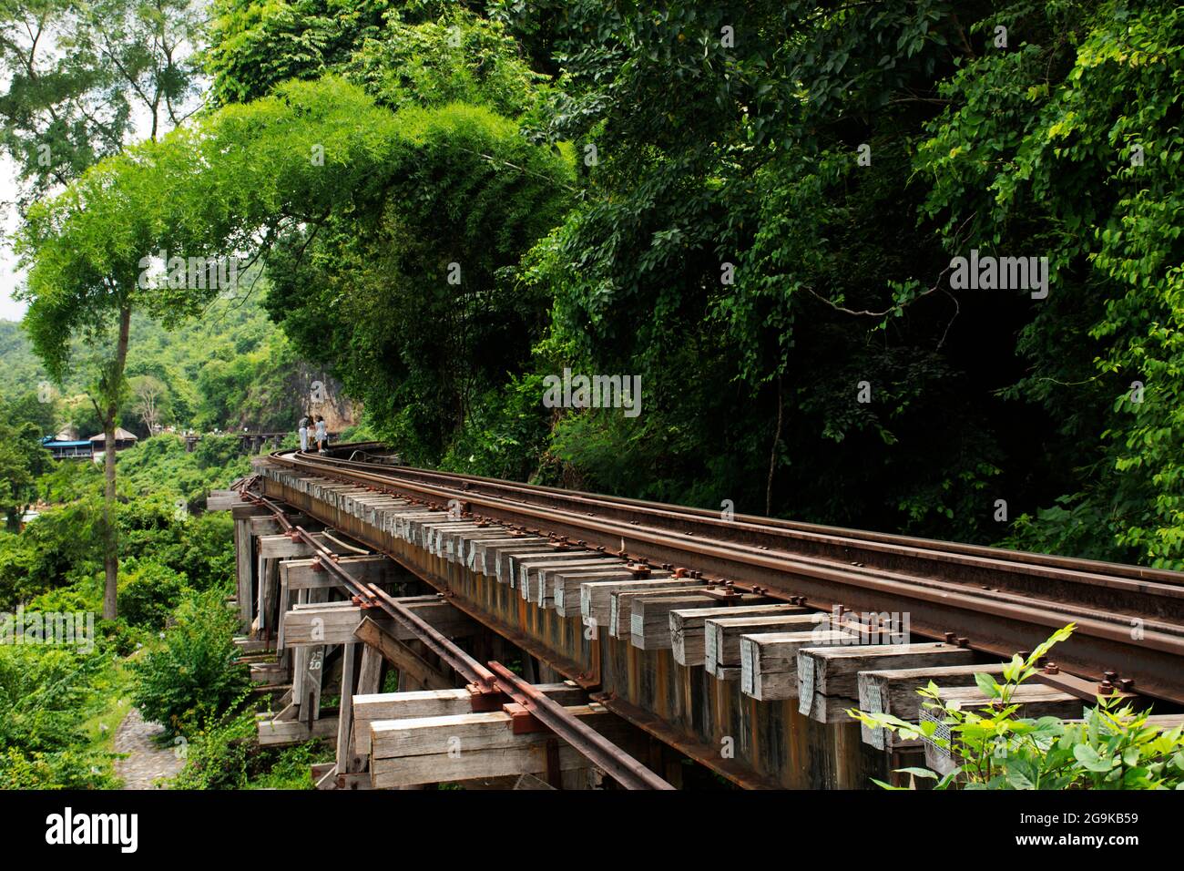 Chemin de fer entre hellfire Pass Mountain et si Sawat ou Khwae Kwai rivière avec forêt sauvage jungle dans le parc national de Sai Yok pour Voyage vi Banque D'Images