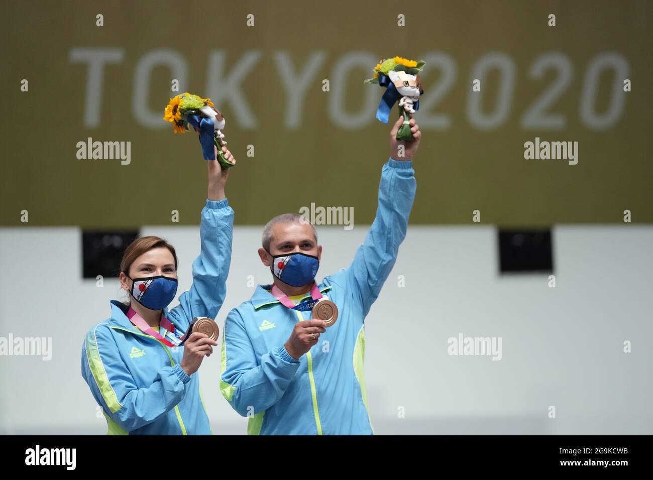 Tokyo, Japon. 27 juillet 2021. Olena Kostevych (L) et Oleh Omelchuk d'Ukraine posent avec des médailles de bronze lors de la cérémonie d'attribution de la finale de l'équipe mixte de pistolet à air de 10 m aux Jeux Olympiques de Tokyo 2020 à Tokyo, Japon, le 27 juillet 2021. Credit: JU Huanzong/Xinhua/Alamy Live News Banque D'Images