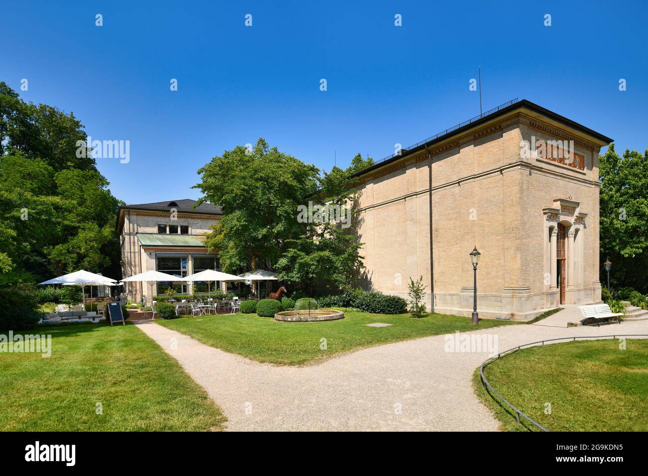 Baden-Baden, Allemagne - juillet 2021: Maison de pompe historique appelée 'Trinkhalle' à côté d'un café avec des tables et des parasols Banque D'Images