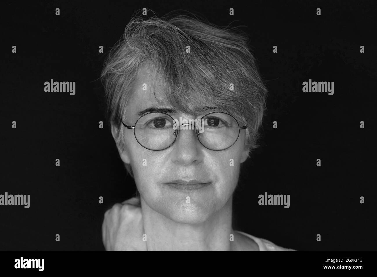 Portrait d'une femme de 50 ans avec des lunettes Banque D'Images