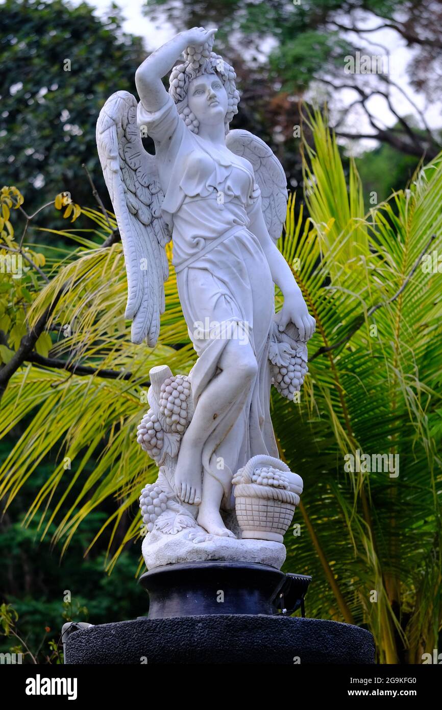 Indonésie Batam - sculptures d'ange à Villa Panbil Banque D'Images