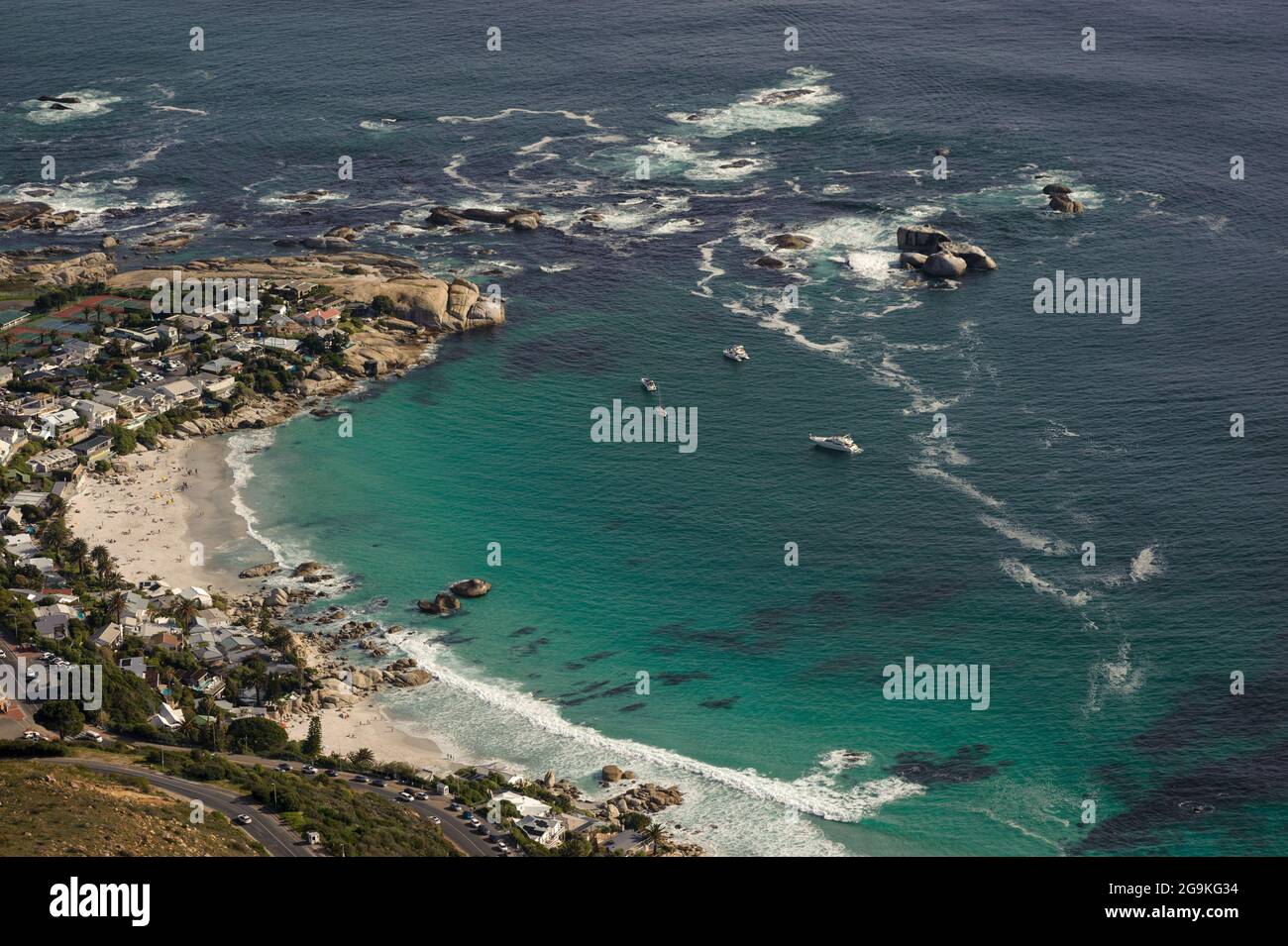 La plage de Clifton au Cap est le terrain de jeu des riches d'Afrique du Sud sur la côte atlantique et illustre les inégalités extrêmes de revenus du pays Banque D'Images