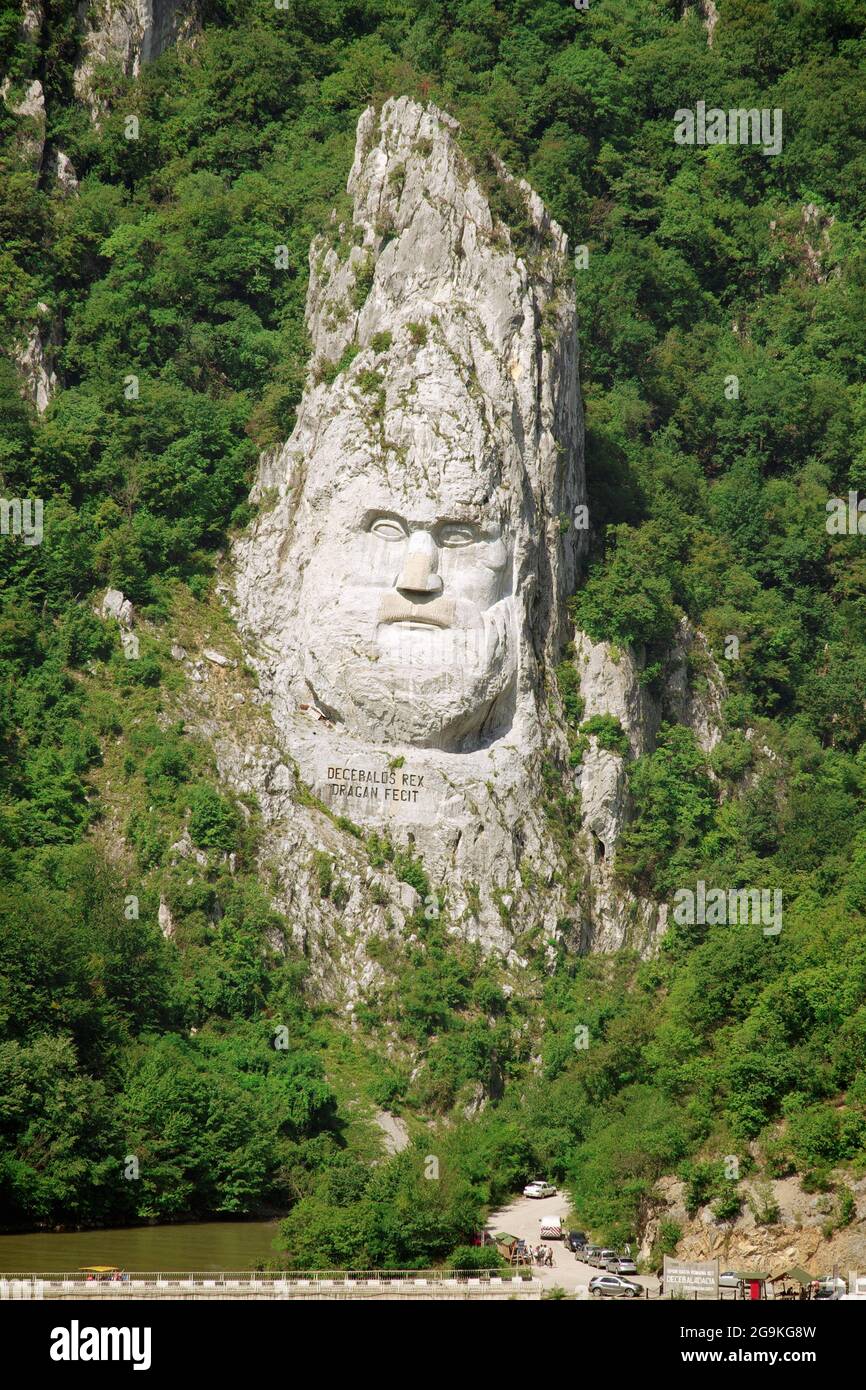 Sculpture en pierre de Decebalus dans le parc naturel d'Iron Gates, Roumanie Banque D'Images