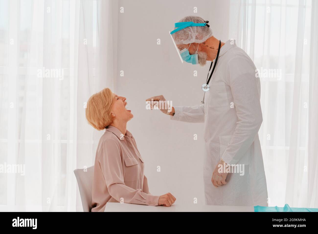 Le médecin vérifie le virus Covid-19 à l'aide d'un testeur Banque D'Images