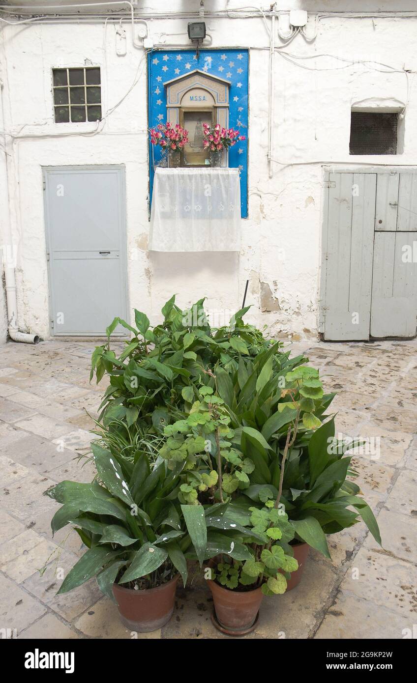 Bari, Italie - 19 juillet 2012 : dans la cour du Vieux Bari, un sanctuaire votif témoigne de la dévotion populaire à la Vierge Banque D'Images