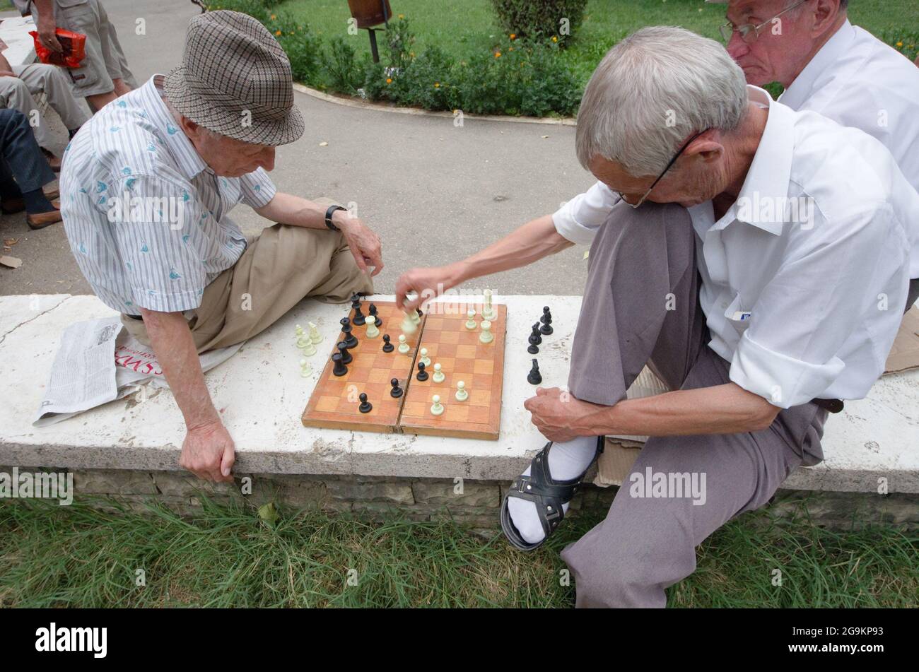 Tirana, Albanie - 23 juillet 2012: Deux hommes d'âge moyen jouant le match des échecs: Le joueur de droite déplace la pièce Queen. Le parc 1° Mai (o Banque D'Images