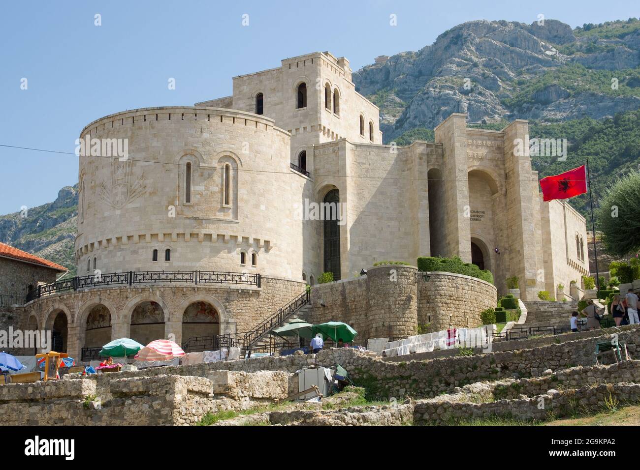 Kruja, Albanie - 23 juillet 2012: Musée national Skanderbeg (héros national) il a été construit dans le célèbre château de Kruja; à côté du musée il ya ma Banque D'Images