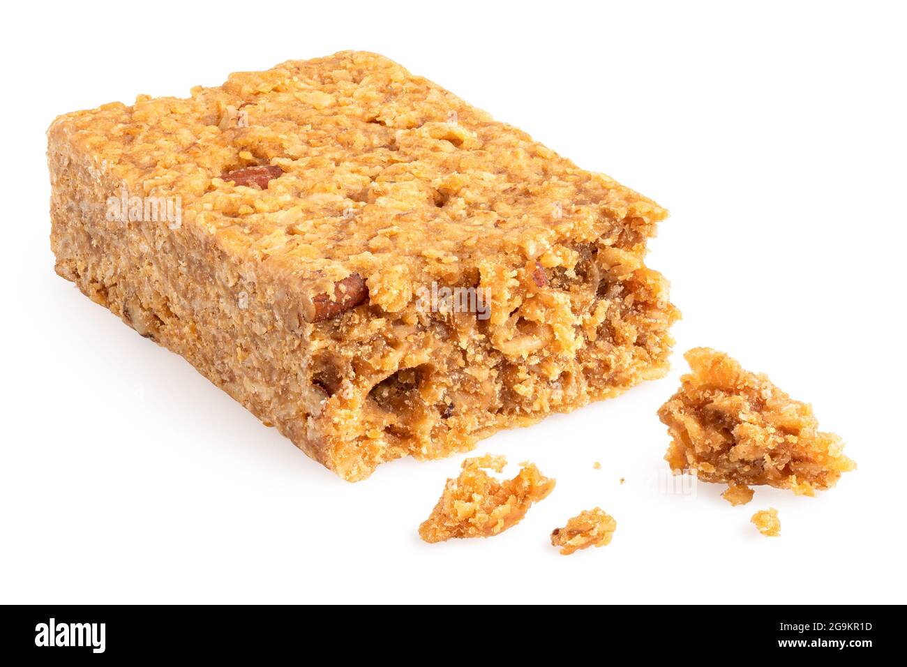 Le Flapjack d'avoine partiellement mangé avec des noix isolées sur blanc. Avec des miettes. Banque D'Images