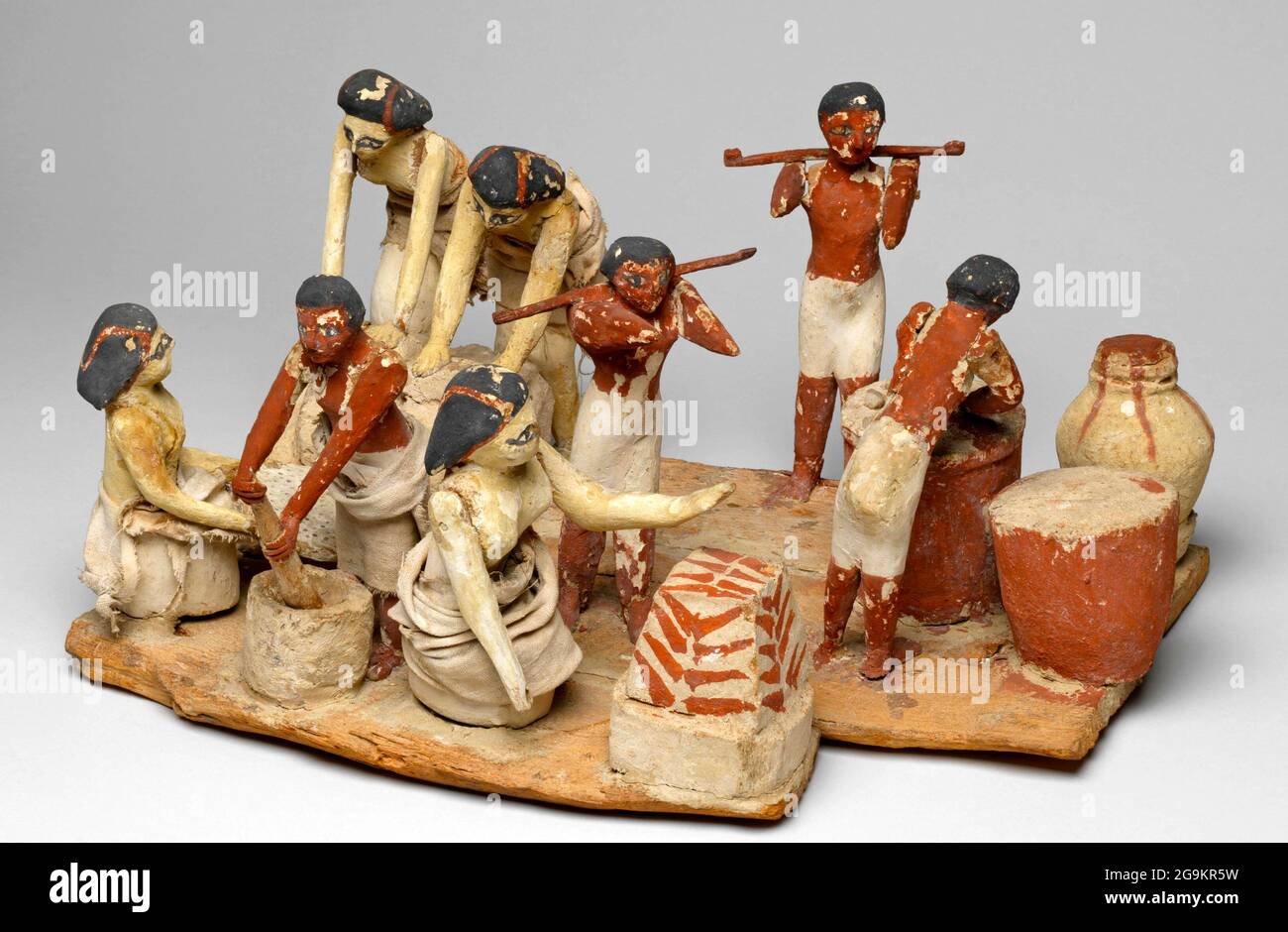 6882. Modèle en bois égyptien d'un atelier de brassage de bière et de soutien de bresd montrant des figures d'hommes et de femmes de farine de mise à la terre, de cuisson, de la bière de hachage etc. C Banque D'Images