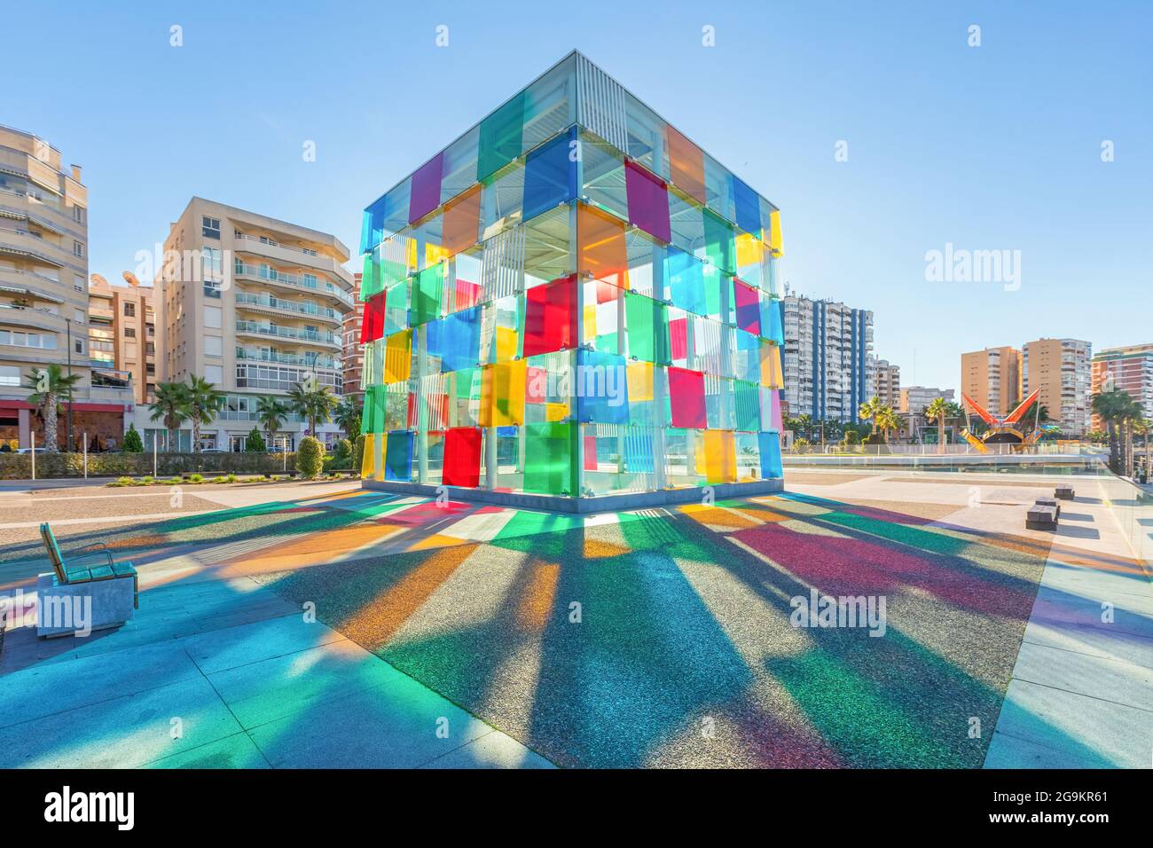 Malaga, Espagne - décembre 15 2016 : cube en verre coloré qui est l'entrée du Centre Pompidou, situé dans le quartier portuaire rénové de Malaga Banque D'Images