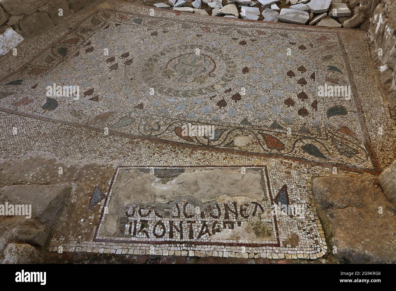 6911. Gaza, monastère de Saint-Hilarion datant c. 5e. C. sol en mosaïque avec inscription grecque. Banque D'Images