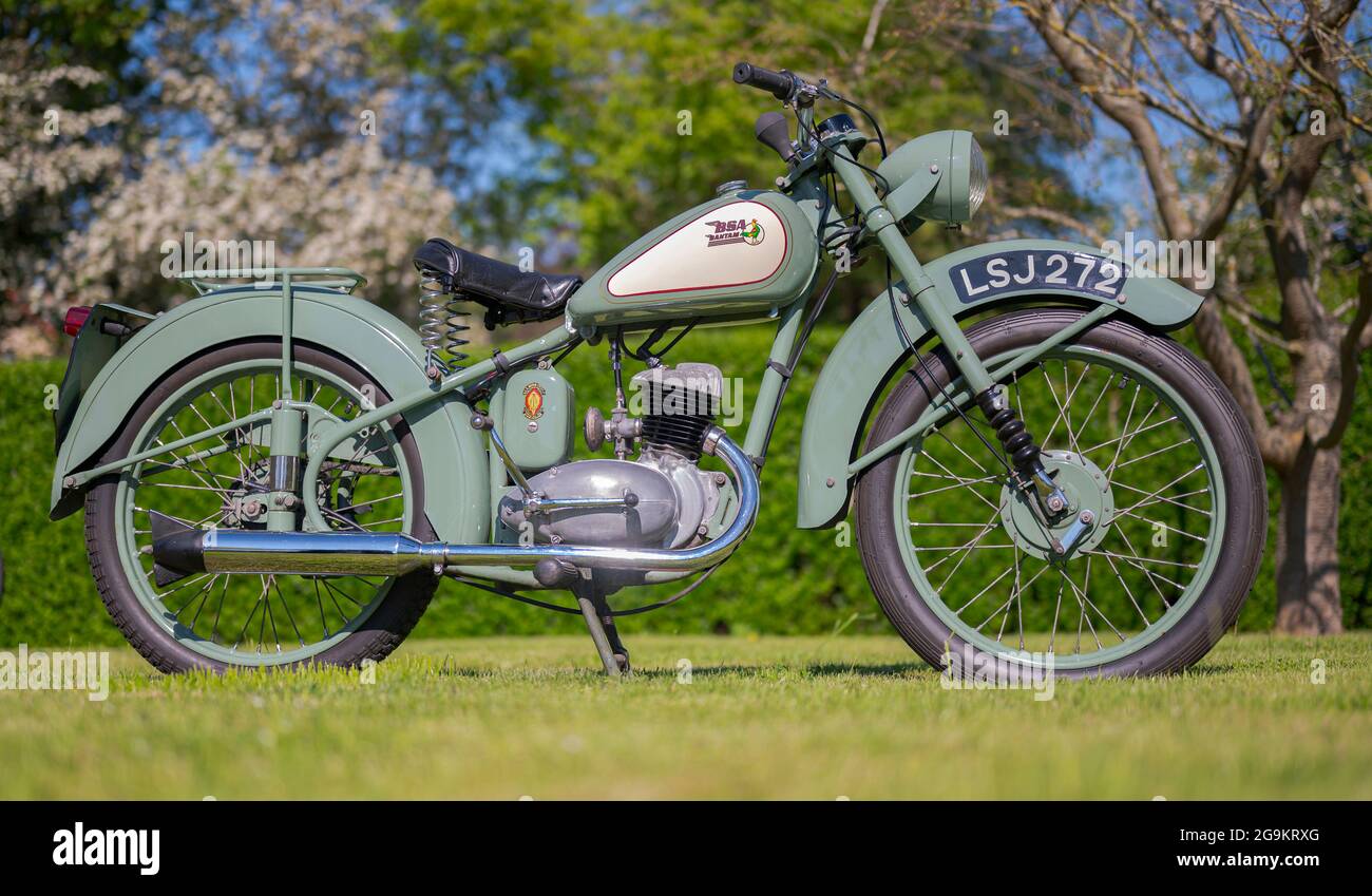 La moto BSA Bantam 1955 D1 125 cc de couleur vert brume originale, une moto  vintage populaire qui a été entièrement restaurée Photo Stock - Alamy