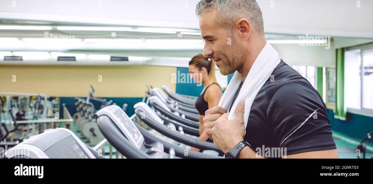 Portrait de l'entraînement de l'homme sur un tapis roulant Banque D'Images