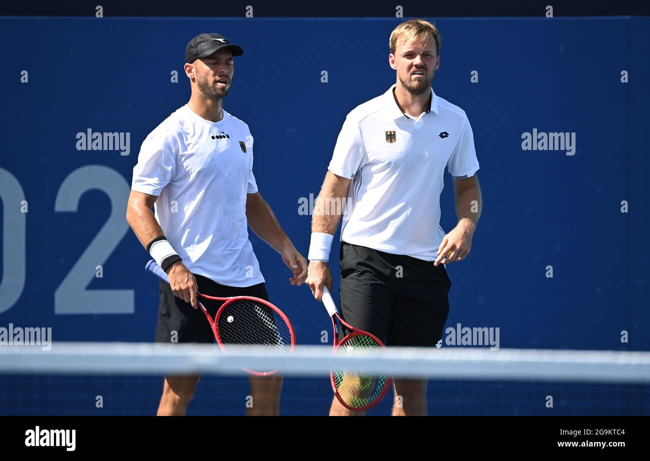 Tokio, Japon. 27 juillet 2021. Tennis: Olympia, hommes, doubles, 2ème tour, Krawietz/Pütz (Allemagne) contre Murray/Salisbury (Grande-Bretagne), Ariake tennis court. Kevin Krawietz (r) et Tim Pütz sont sur le terrain. Credit: Marijan Murat/dpa/Alamy Live News Banque D'Images